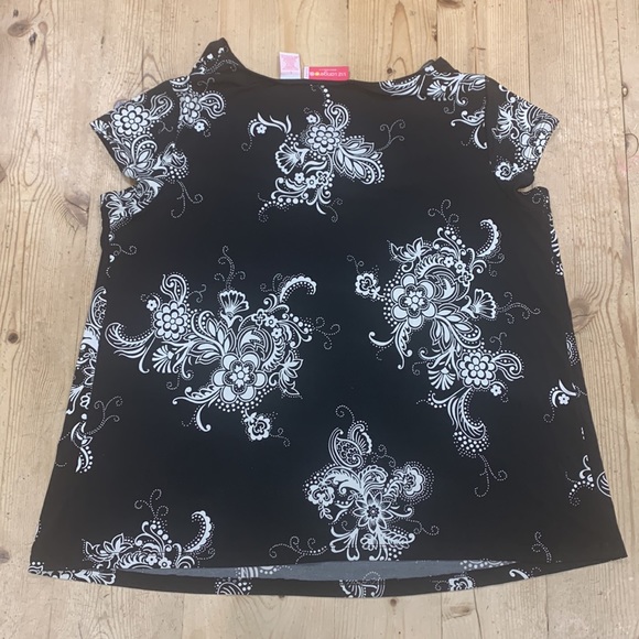 Liz Lange brand Maternity Top- black & white floral, draped scoop neckline Sz L - Picture 4 of 11